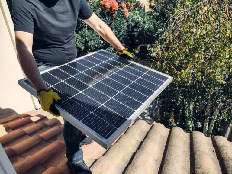 Cum să îți instalezi un sistem fotovoltaic la tine acasă și să te bucuri de energie verde și gratuită