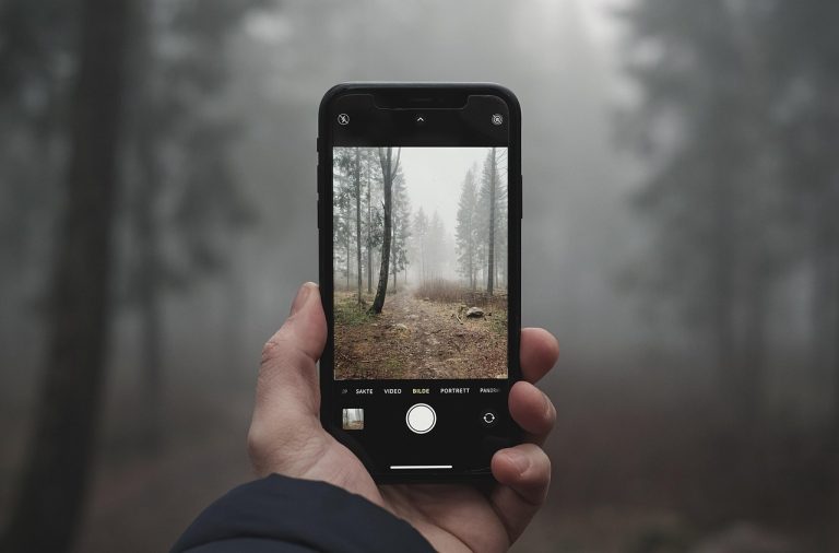 Ghid: pentru cine sunt telefoanele rezistente la șocuri și apă