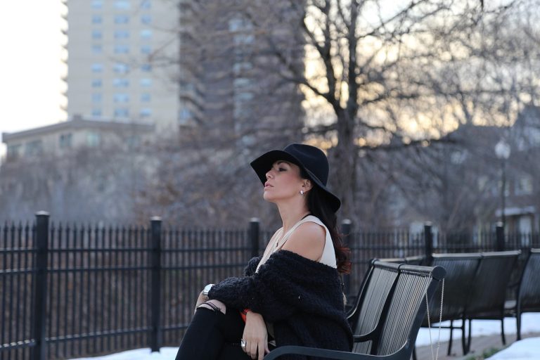 Ce este un look all black și cum îl faci sofisticat