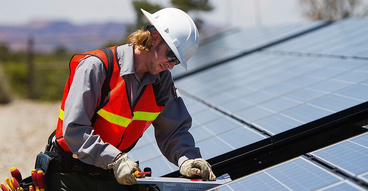 Ghid pentru stocarea energiei solare pentru alegerea unui instalator de panouri fotovoltaice: 12 intrebari cheie