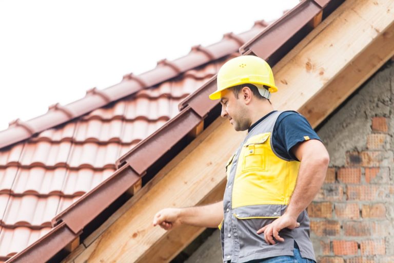 Alegerea unei firme care montează acoperișuri influențează siguranța locuinței și costurile pe care le vei avea în viitor.
