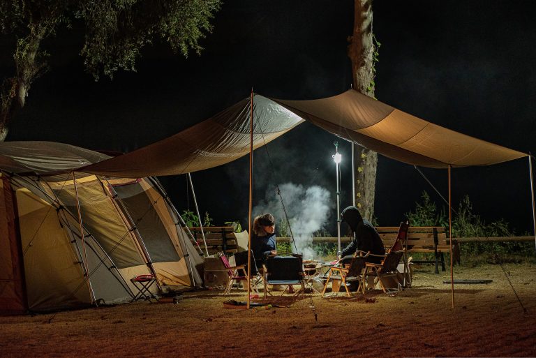 Grătarul perfect pentru camping și ieșiri în natură