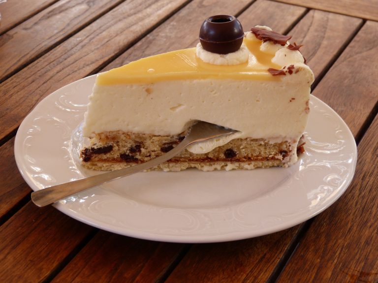 Prăjituri cu cremă pentru iubitorii deserturilor fine