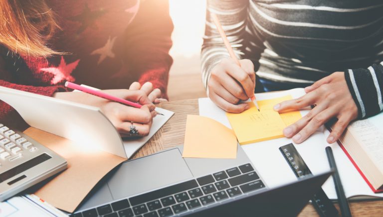 Ce programe de internship și trainee oferă firmele care angajează tineri